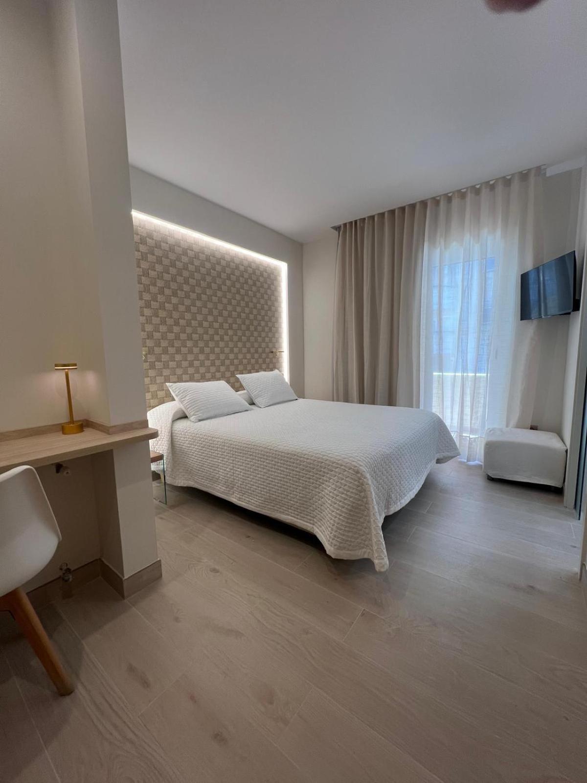 Hotel Restaurant Llansola Сан-Карлос-де-ла-Рапита Экстерьер фото