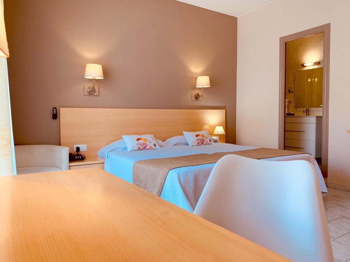 Hotel Restaurant Llansola Сан-Карлос-де-ла-Рапита Экстерьер фото
